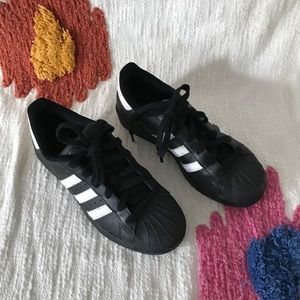 Black Adidas superstar
